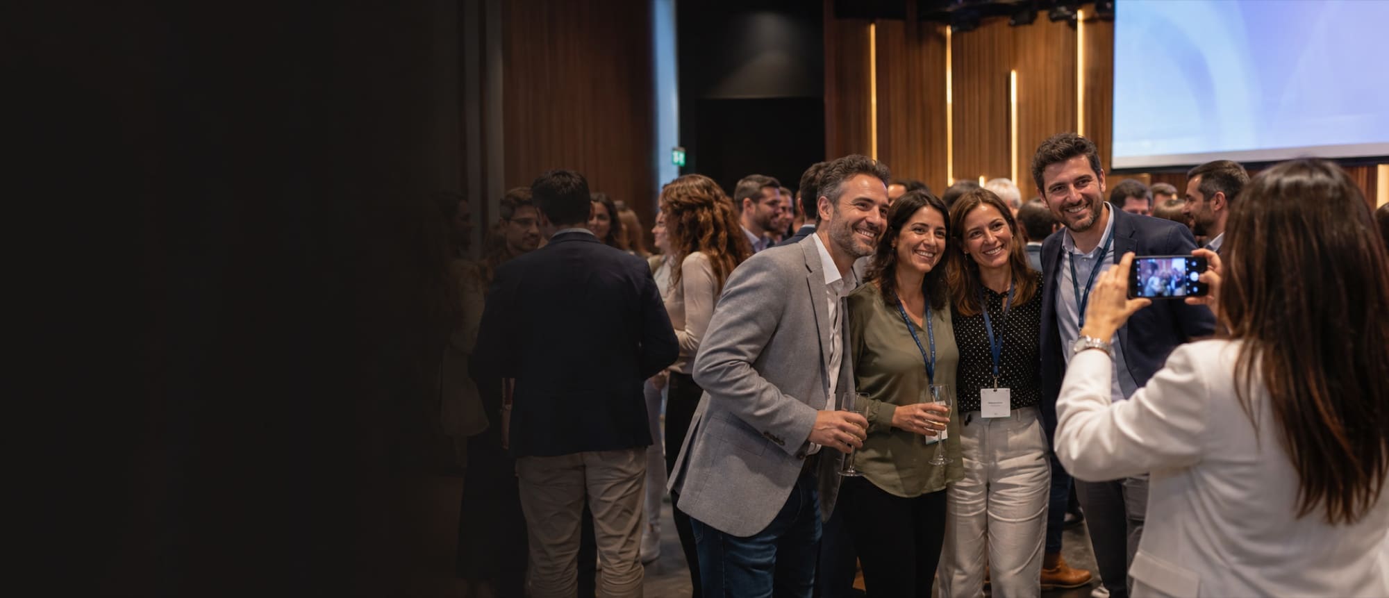 Personas participando en un evento de empresa